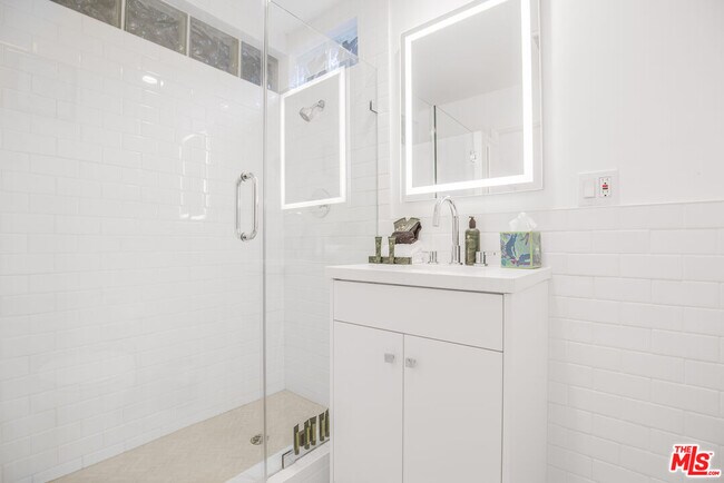 Building Photo - 1833 Franklin Canyon Dr