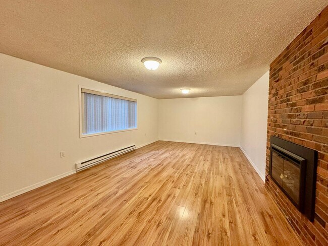 Building Photo - 2 WEEKS FREE RENT! Mini Mansion in Salmon ...