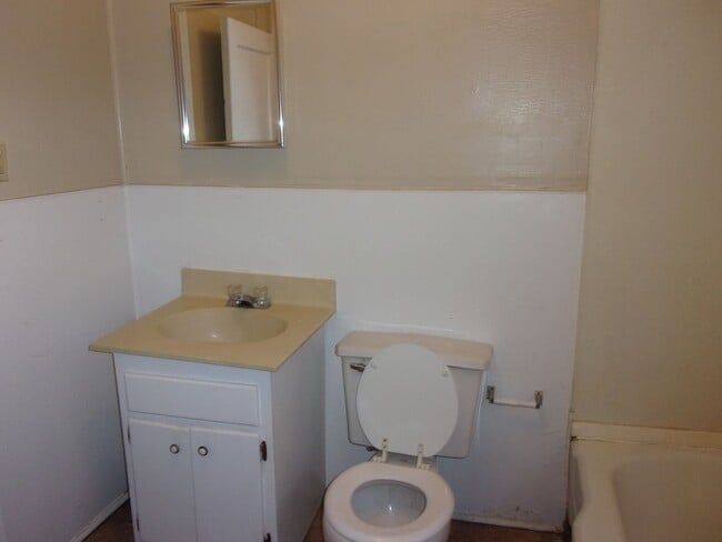 Building Photo - 2 Bedroom Apartment