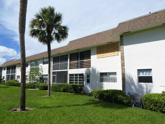 Building Photo - 9855 SW Sandalfoot Blvd