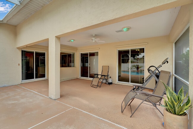 Building Photo - 513 SE Cliff Rd