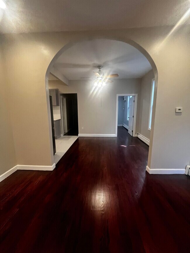 Building Photo - 633 37th St