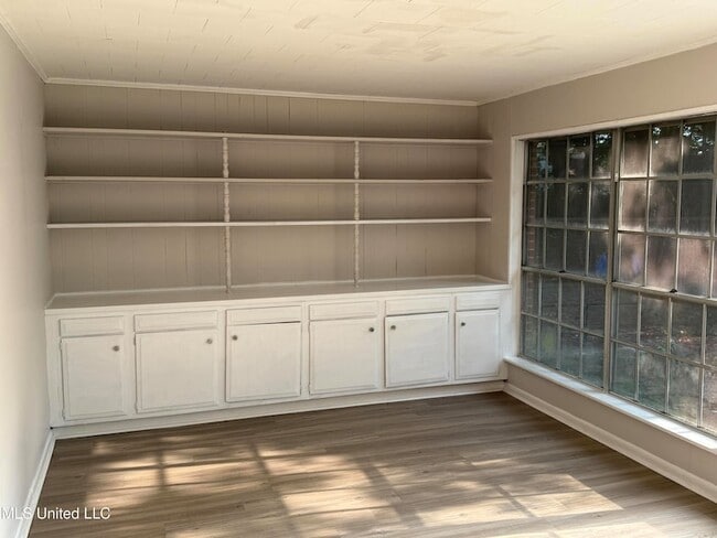 Building Photo - 609 Academy Dr