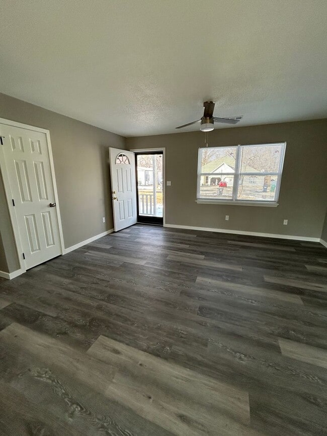 Building Photo - 1/2 OFF FIRST MONTH'S RENT!!!!!  MOVE-IN READY! Gorgeous! Newly Remodeled 3 Bedroom 2 Bathroom Home!