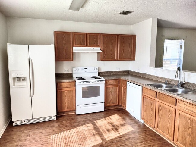 Building Photo - $1945  3 bedroom / 2 bath house in Quail Run in Sanger