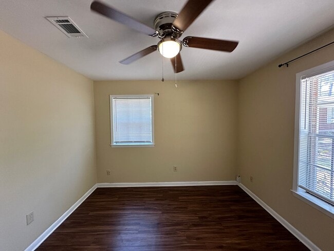Building Photo - 2 bedroom 1 bath duplex available for rent!