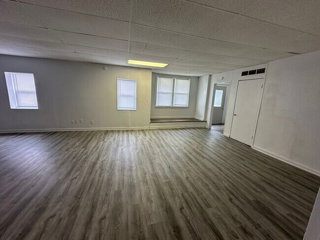 Building Photo - 701 N Main St