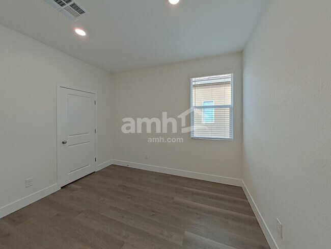 Building Photo - 889 English Primrose St