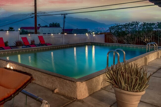 Building Photo - Hilltop Hideaway