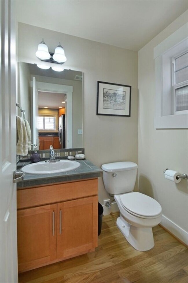 Building Photo - Stylish Townhome 4 Blocks North of Green Lake
