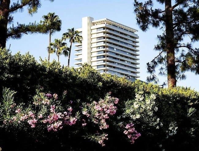 Building Photo - 9255 Doheny Rd