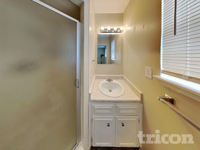 Building Photo - 13622 Oak Breeze