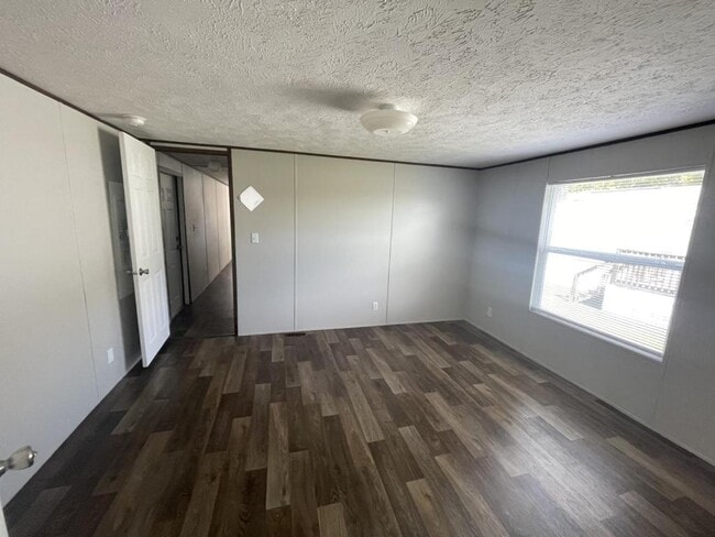 Building Photo - 555 Crandlemire Rd