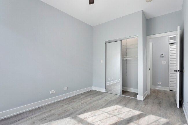 Building Photo - 7644 N Eastlake Terrace