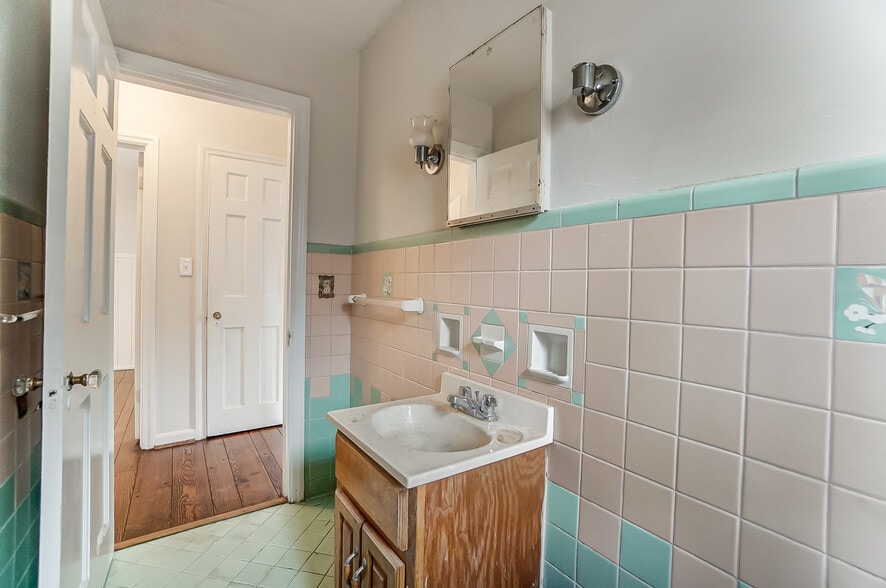 Bathroom - 1711 Portman Ave
