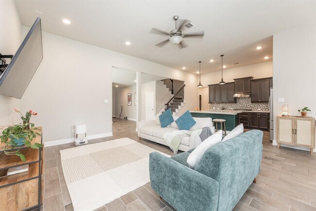 Building Photo - 15215 Holloway Hls Trl