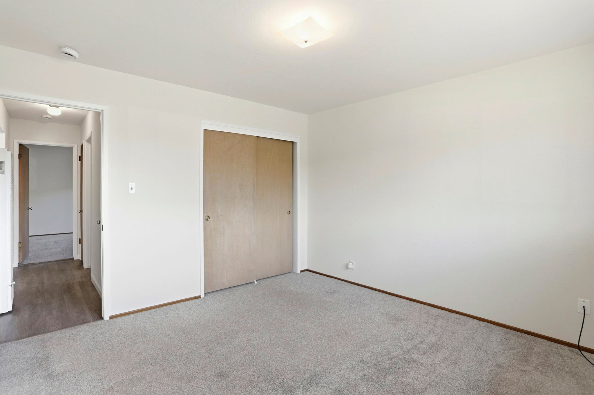 Building Photo - 2105 Royal Dr