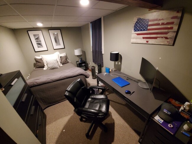 Building Photo - AVAILABLE JUNE! - 7 Bed 3 Bath Home!