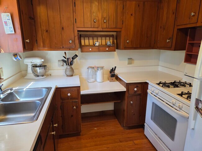Building Photo - 43 Casalis Rd