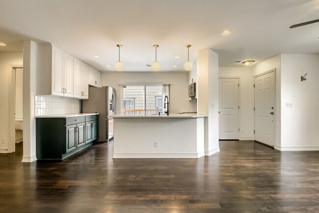 Building Photo - Beautiful 3 bedroom townhome in Central Pa...