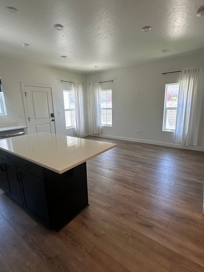 Building Photo - GORGEOUS EAGLE MOUNTAIN TOWNHOME!!!
