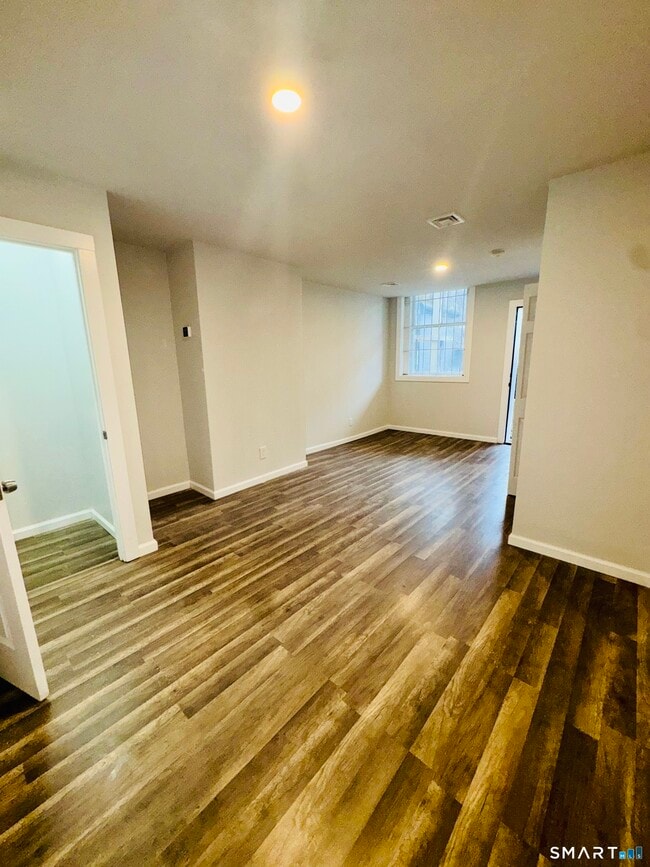 Building Photo - 1415 Stratford Ave