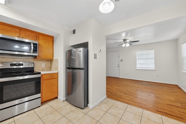 Building Photo - 115 Aurora St