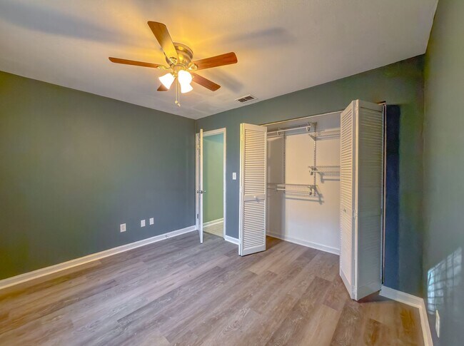 Building Photo - LOVELY & Modern NW 2/1 w/ New Flooring & Huge Privacy Fenced Yard that Inc Lawn Maintenance! Avai...