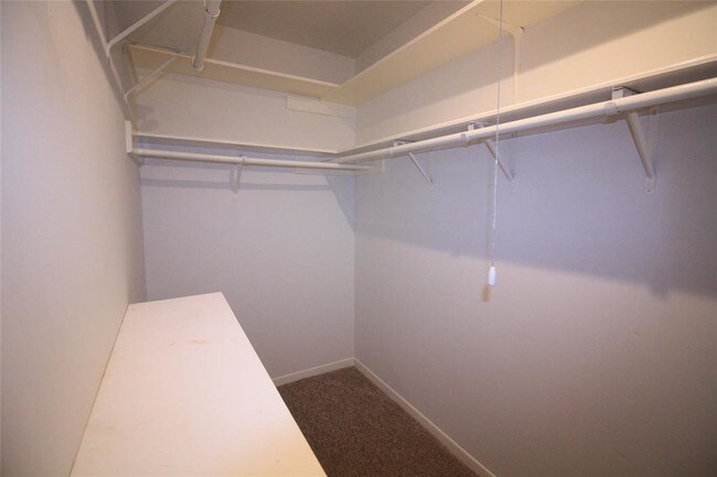 Building Photo - 2215 Silver Falls Dr