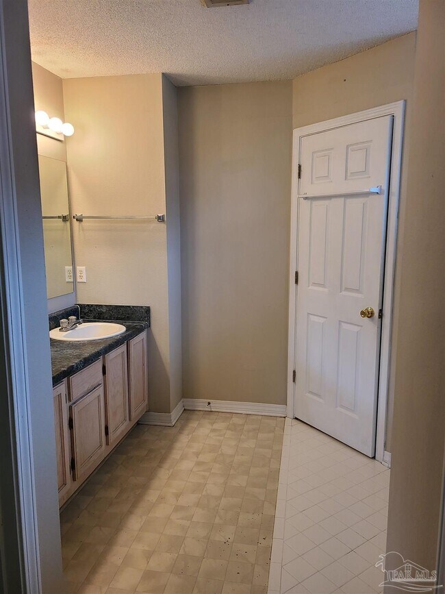 Building Photo - 708 Thornwood Pl