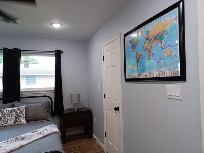 Building Photo - 5815 Schevers St