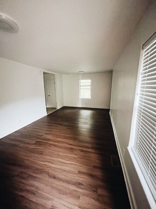 Building Photo - 862 Clematis Dr