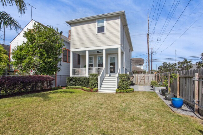 Backyard with covered porch - 500 S Genois St
