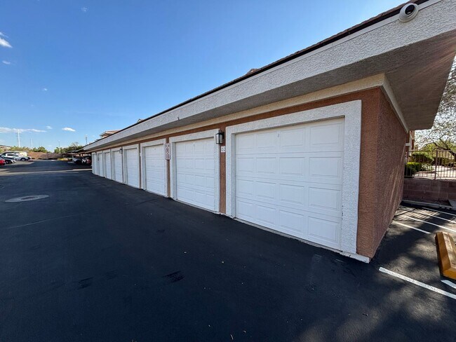 Building Photo - Beautiful 2Bed/2Bath Condo located in the ...