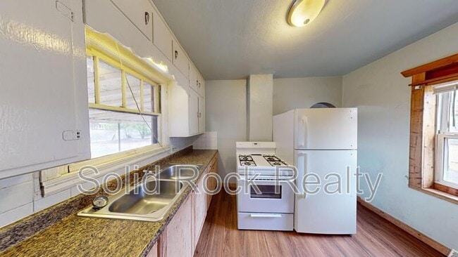 Building Photo - 806 E Mesa Ave