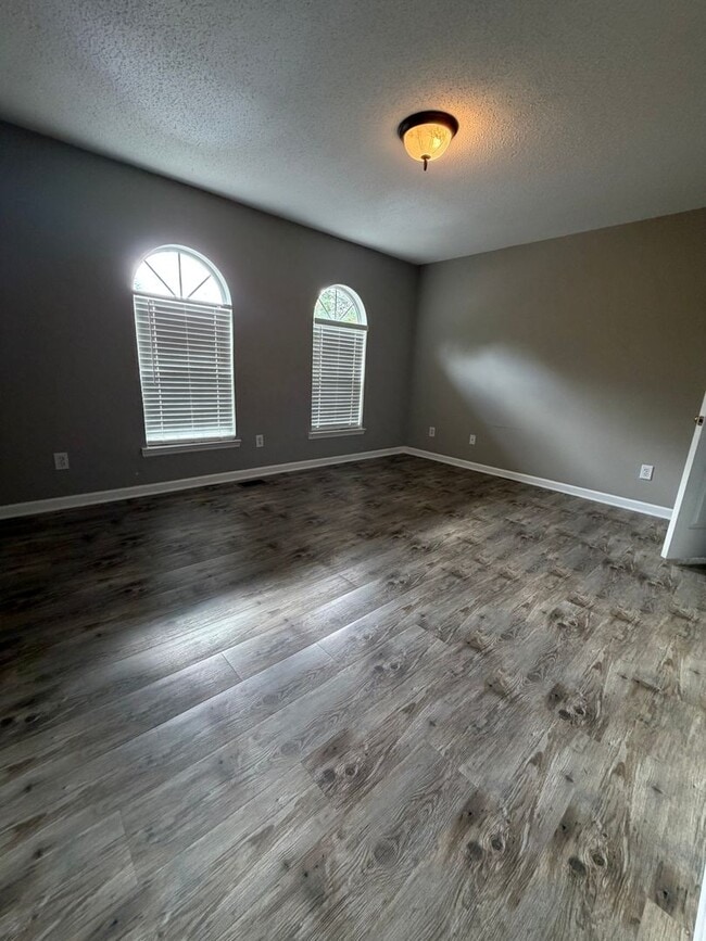 Building Photo - 1701 W Oak Dr