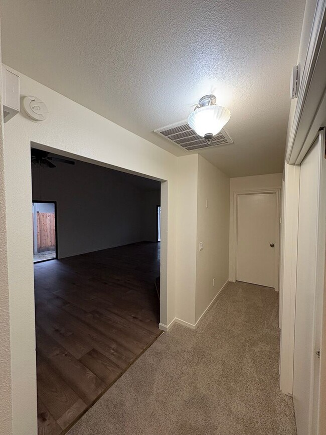 Building Photo - SW Visalia Home Available Now!