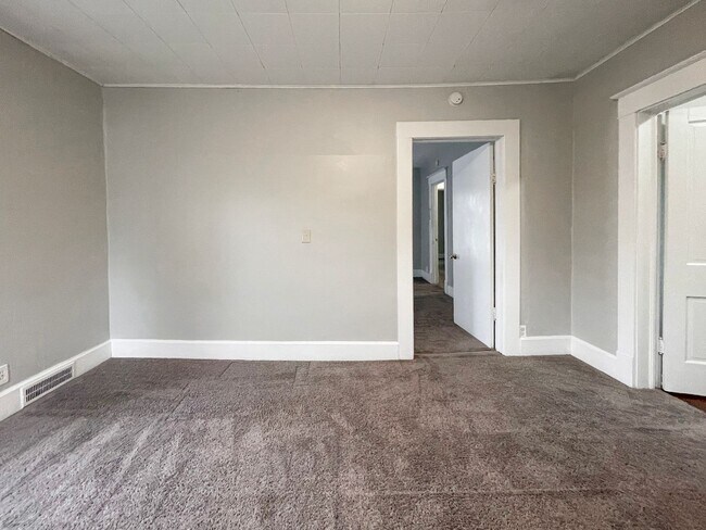 Building Photo - 824 W Beechwood Ave