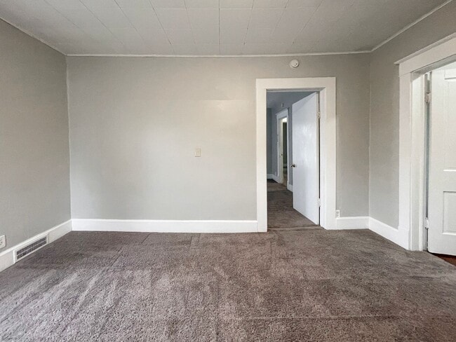 Building Photo - PRELEASING for AUGUST! Close to Campus: Dishwasher and Washer/Dryer Included