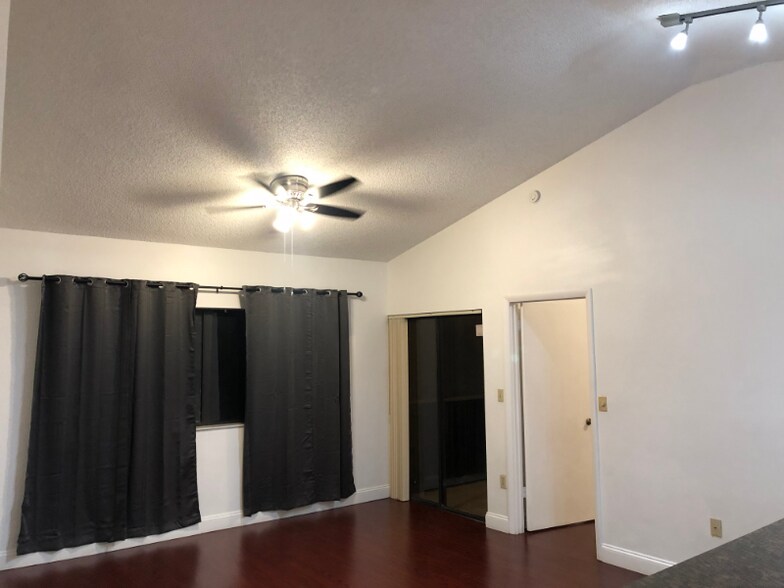 Building Photo - 2550 SW 18th Terrace