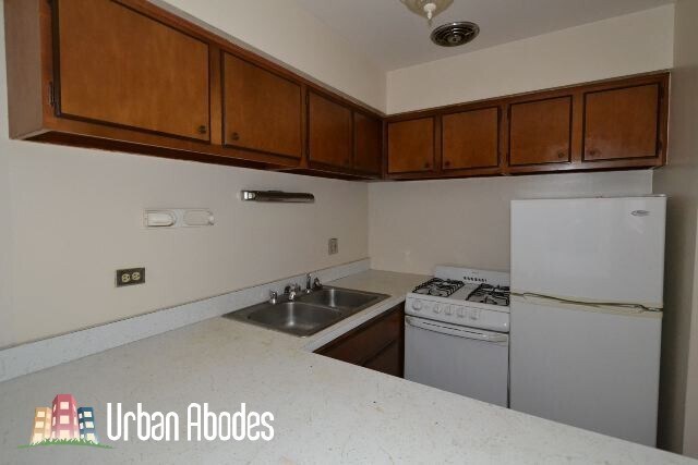 Building Photo - 648 W Wrightwood Ave