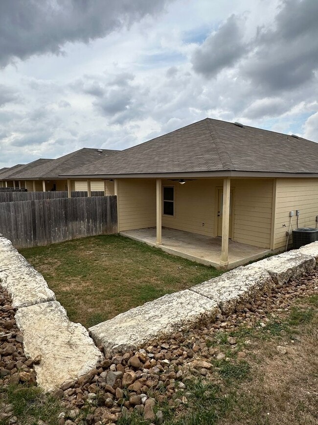 Building Photo - Spacious 3/2 Duplex in New Braunfels
