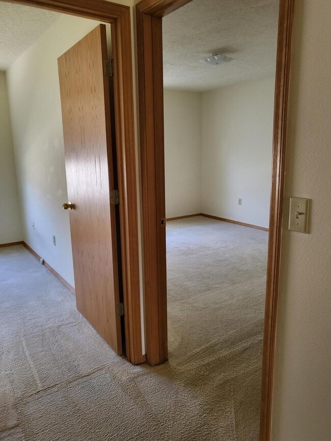 Building Photo - 819 Country Club Dr SE