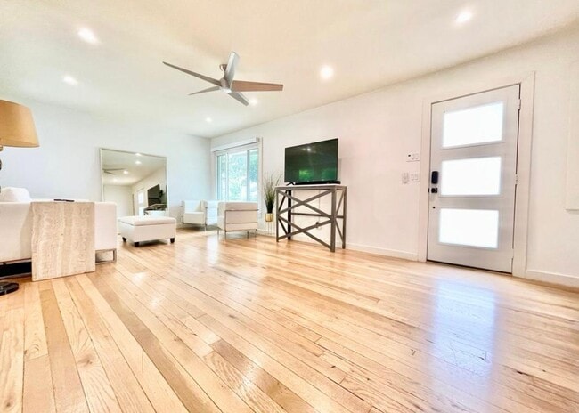 Building Photo - 6623 Kenwell St