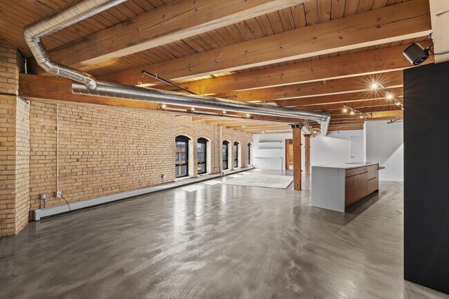 Building Photo - 404 N Washington Ave