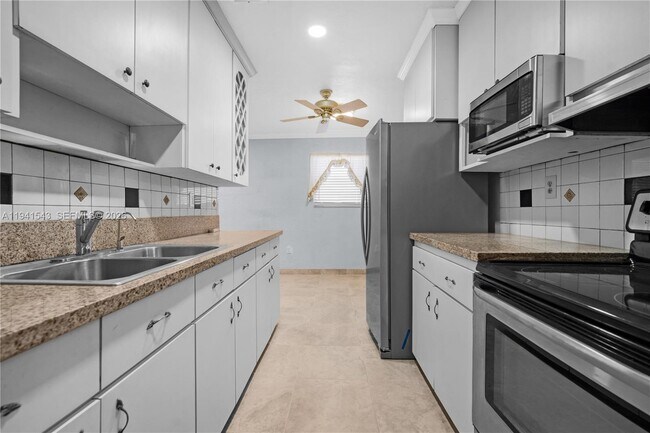 Building Photo - 801 N 70th Ave