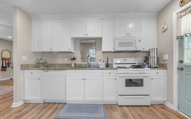 Building Photo - 2408 Sunset Dr