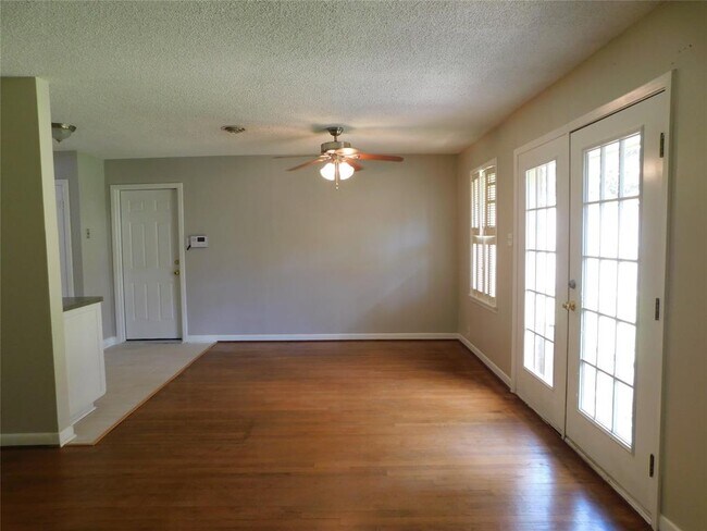 Building Photo - 9710 Pine Lake Dr