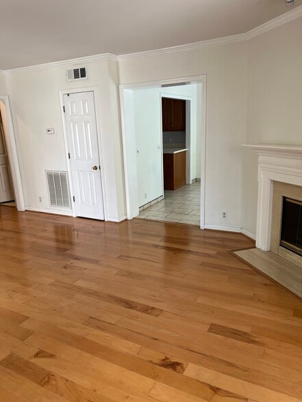 Living Room / view to Dinning Room - 108 St Charles Pl