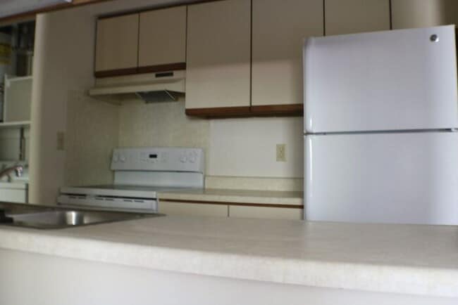 Building Photo - $950 | 2 Bedroom, 1 Bathroom Apartment | N...